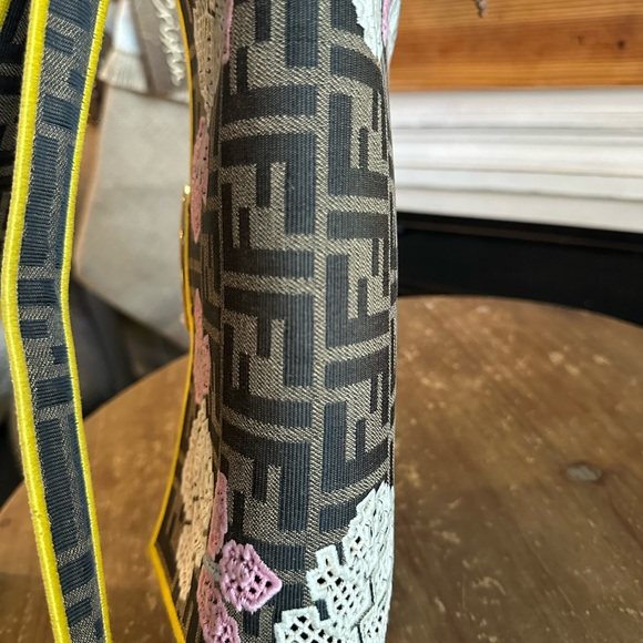 Fendi Zucca Floral Embroidered Baguette Medium - Picture 14 of 16